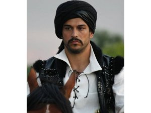 Malkoçoğlu Bu Güzelin Kıskacında!