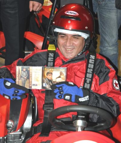 Yeni Albümünü Go-Kart Pistinde Tanıttı