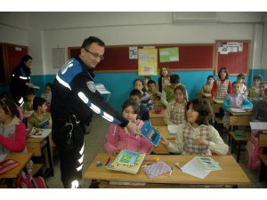 Polislerden çocuklara bilgi ve hediye