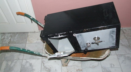 Çaldıkları 400 kilogram kasayı el arabası ile götürürken yakalandılar