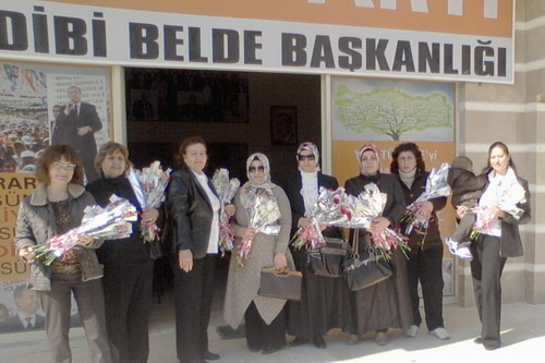 Beldibi’nde AK Parti'li Kadınlar Karanfil Dağıttı