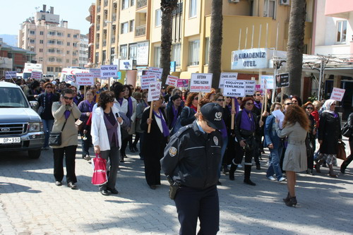 CHP’ li kadınlar yürüdü
