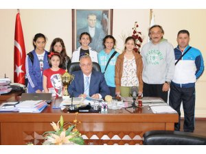 Minik Basketbolcular Kupalarını Başkan Ünlü’ye Hediye Ettiler