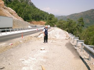 MÇD Duble yol çöküntülerine ait çalışmaları takip ediyor.