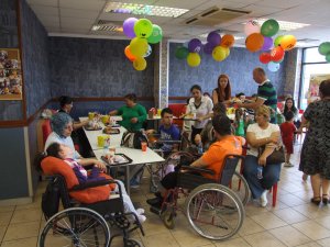 AK Partili kadınlardan engelli çocukların ailelere altın