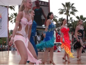 Dans Sokağa Taştı