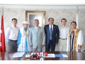 Bashkortostan Türklerinden Meydana Büyük Övgü