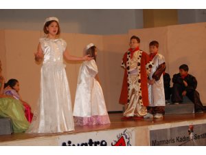 Çocuklar Tiyatroya Doydu