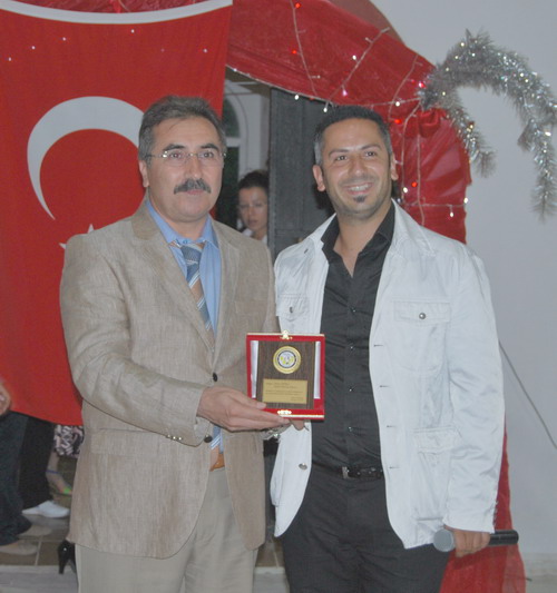 ALTIN ADIMLARDAN BAŞKAN İSPİRLİ’YE PLAKET