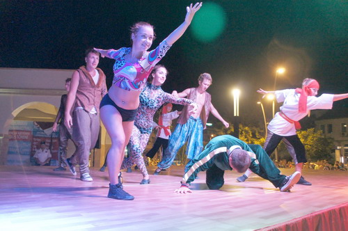 UKRAYNALI DANSÇILAR MEYDANI SALLADI