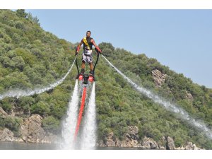 Eğitmenlerin tanıtımını merakla izleyen turistler, havada uçan adamı görünce şaşkınlıklarını gizleyemedi.