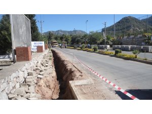 Hızlı bir şekilde yağmursuyu kanalı ve yollarda parke çalışması yapan