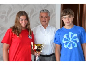 13 yaşındaki Nilay Erkal ve   12 yaşındaki Alp Aktürk kupa ve madalya sevinci