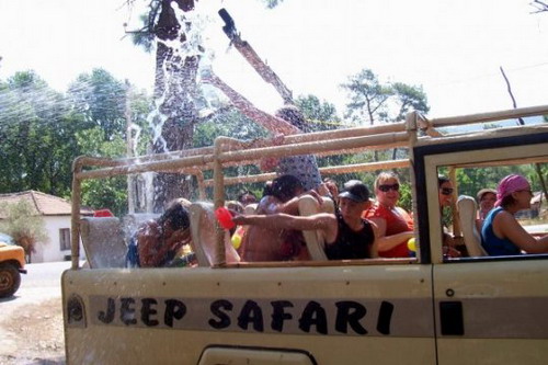 Jeep safaride su savaşı
