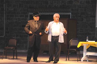 Levent Kırca Tiyatrosu'nun politik güldürü oyunu "Azınlık"