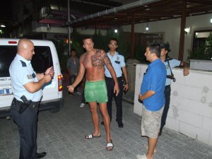 Litvanyalı turist kasiyer ve garson kuzenleri dövdü