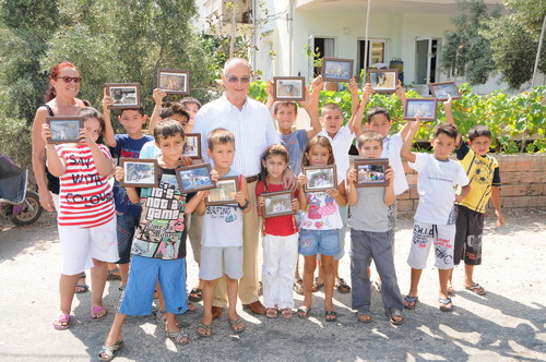 Hayvan Sevgisi Eğitimi Alan Çocuklara Başkan Ünlü'den Ödül