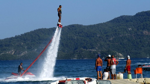 Flyboard ile denizde dans şov