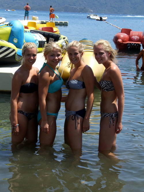 Ağustos sıcakları güzelleri plajlara döktü