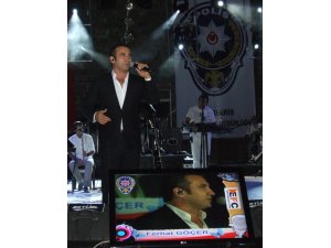 Ferhat Göçer Marmaris’te polis şehit aileleri için sahne aldı