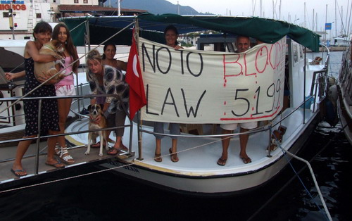 Marmaris’te  hayvan kanuna protesto