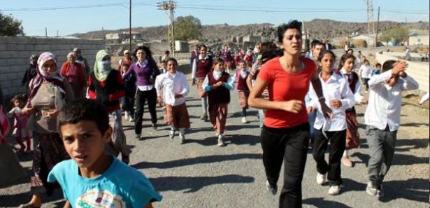 Kaçırılan 6 öğretmeni köylüler kurtardı