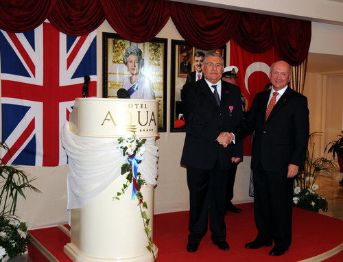 İngiltere Kraliçesi’nden Tugay’a ‘Mükemmeliyet Nişanı’