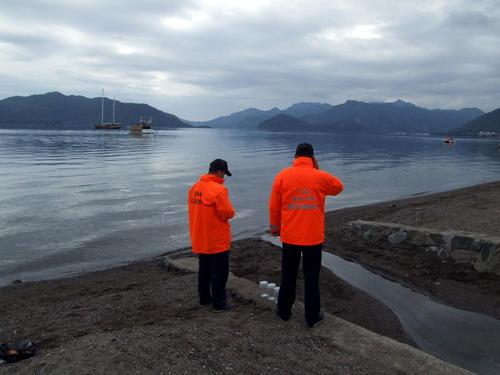 Marmaris’te deniz akaryakıt ile doldu
