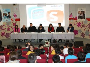 Türk televizyonlarının ilk ve tek interaktif dizisi olma özelliğini taşıyan İki