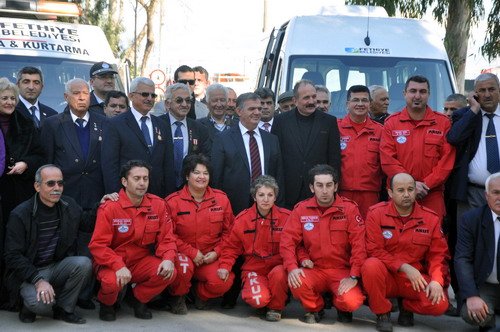 Akut ve şehitler derneklerine araç teslim töreni