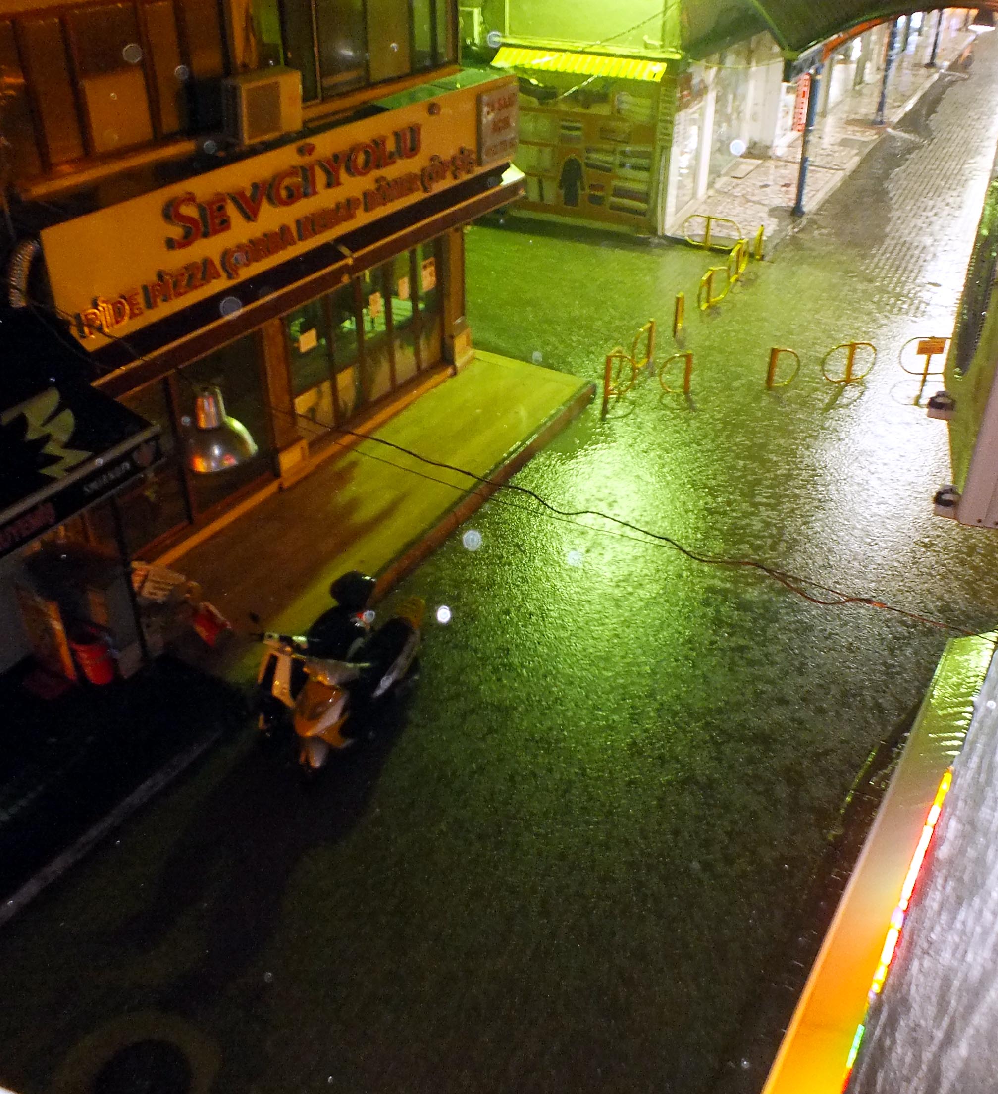 Aynı manzaralar devam ediyor