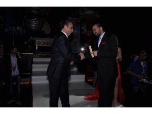1st.international redsquare fashion show başkanı Ayhan Kara'dan İstanbul seyahat firmasına Onur Ödülü verildi.
