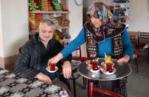Köy kahvehaneleri kadınlara emanet