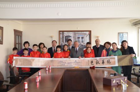 Acar, Çinli yüzücüleri tek tek tebrik etti.