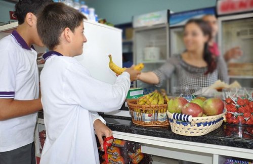 Okul kantini personeline makyaj yasağı