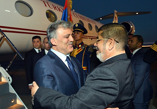 Uçağın kapısında karşıladı