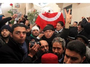 Muhalif lider uğurlanıyor