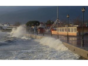 Küçükkuyu'da lodos, Edremit Körfezi'nde yağış