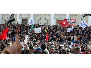 Binlerce kişi şiddete karşı sokaklarda