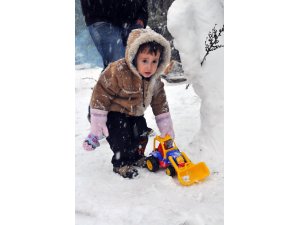 Çocuklar ise kardan adam yapıp ve kartopu oynadı