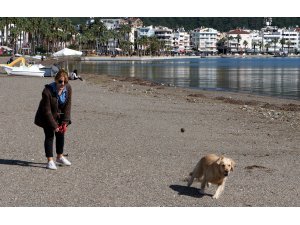 Marmaris'te güneşli havayı  fırsat bilenler deniz kıyısına akın etti