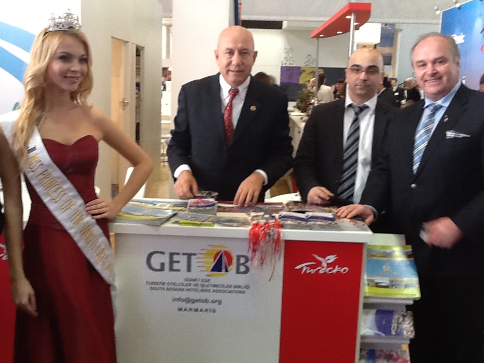 Turizmciler güzellik kraliçesiyle hatıra fotoğrafı çektirdi.