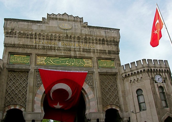 İ.Ü. ÖĞRENCİLERİ AYAKLANDI !
