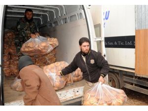 Sınırdaki Suriyelilere günlük kumanya