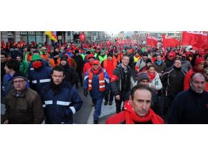 Kriz çalışanları sokağa döktü