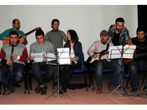 Kendileri yazıp söylüyor