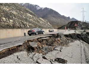 Şırnak'ta uluslararası D 400 yolunda çökme