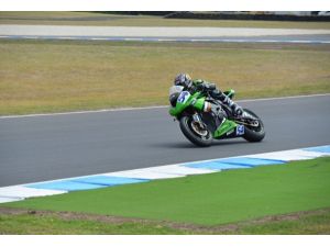 Sofuoğlu ilk yarışını kazandı