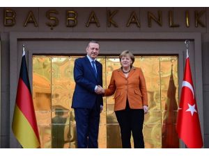 Erdoğan, Merkel'i resmi törenle karşıladı