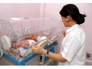 Zayıf bebek 13'ünde akranına yetişiyor